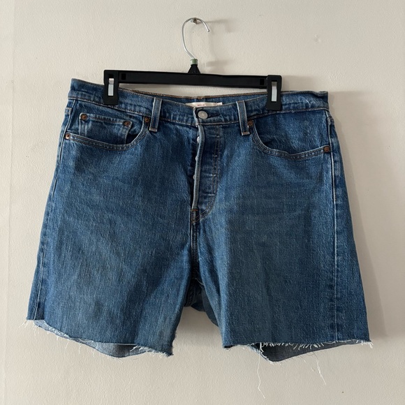 Levi's Classic Blue Jeans with Tan Leather Patch - Picture 4 of 5